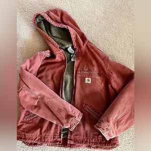 Carhartt ladies heavy jacket. Used but in good shape. This brand lasts forever!